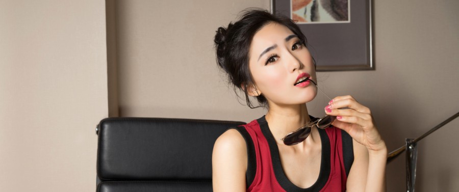 男的给多年的女性朋友见面送什么花？