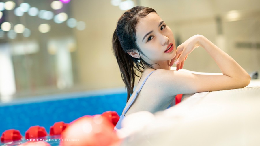 金小妹曝热辣海边度假照！穿粉色比基尼秀性感身材